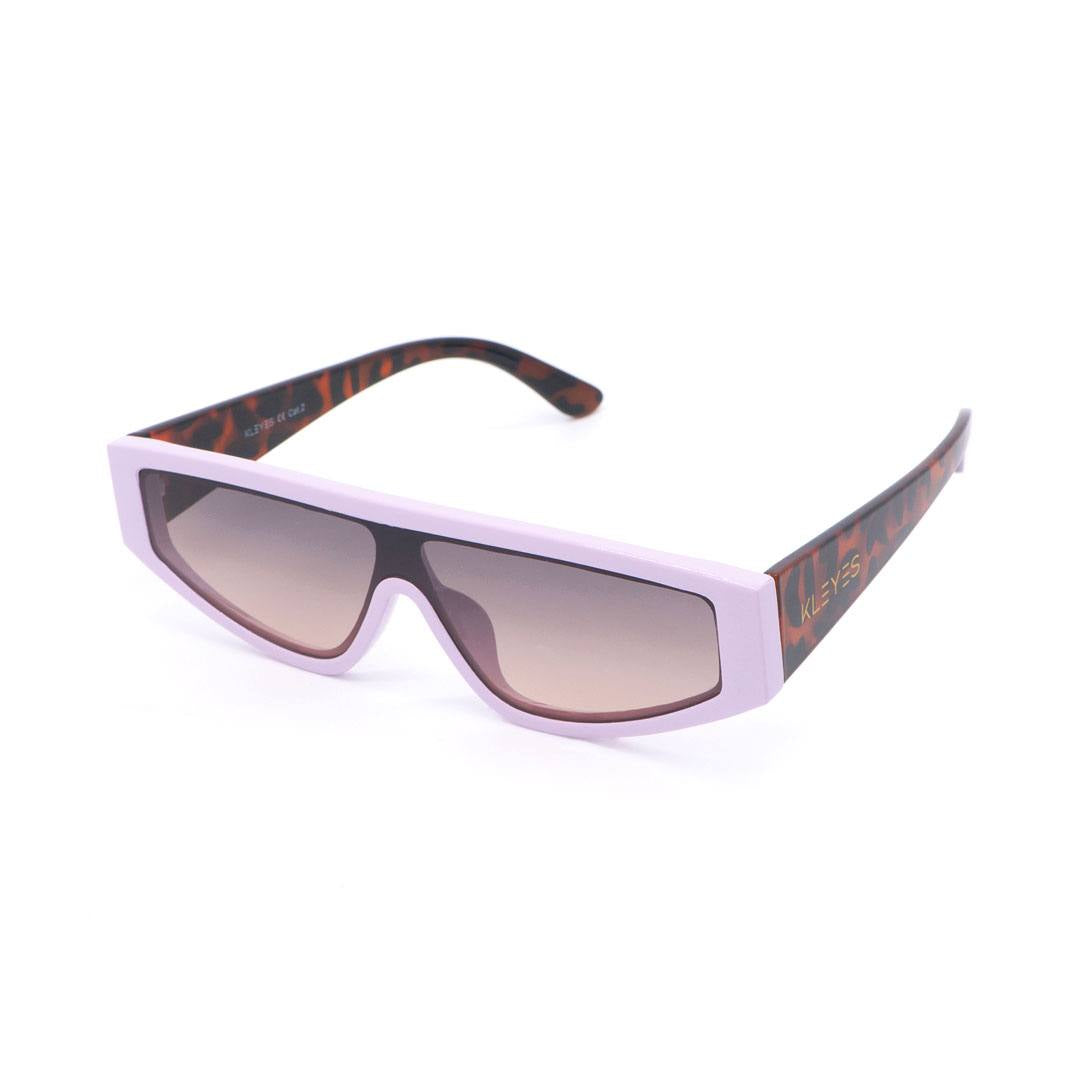 Vue latérale des lunettes de soleil TRAP PINK KL0044 monture lilas , des branches en écaille et lilas vers les extrémités, des verres aux nuances de gris à marron